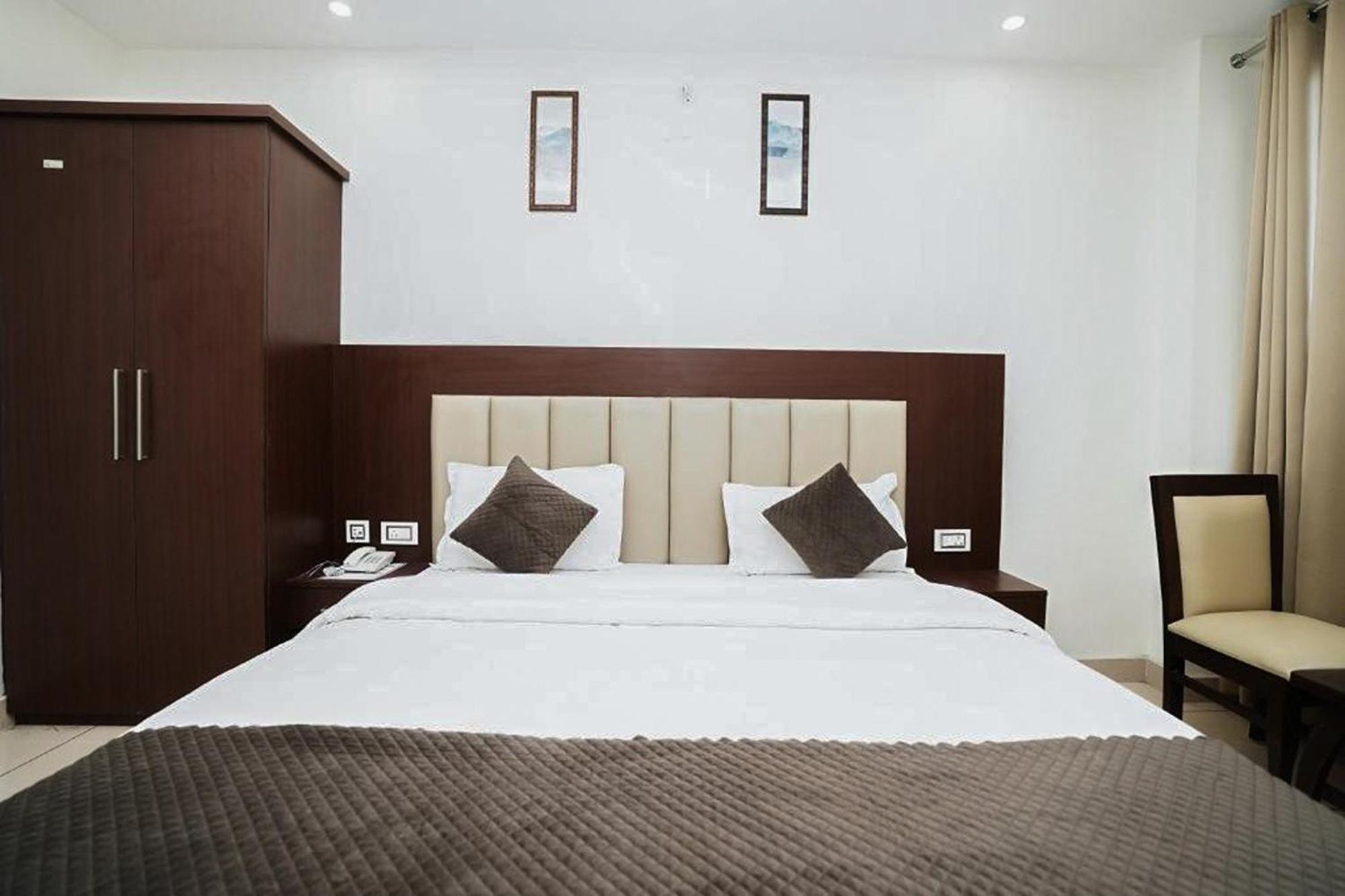 רישיקש Hotel The 7 Seas מראה חיצוני תמונה