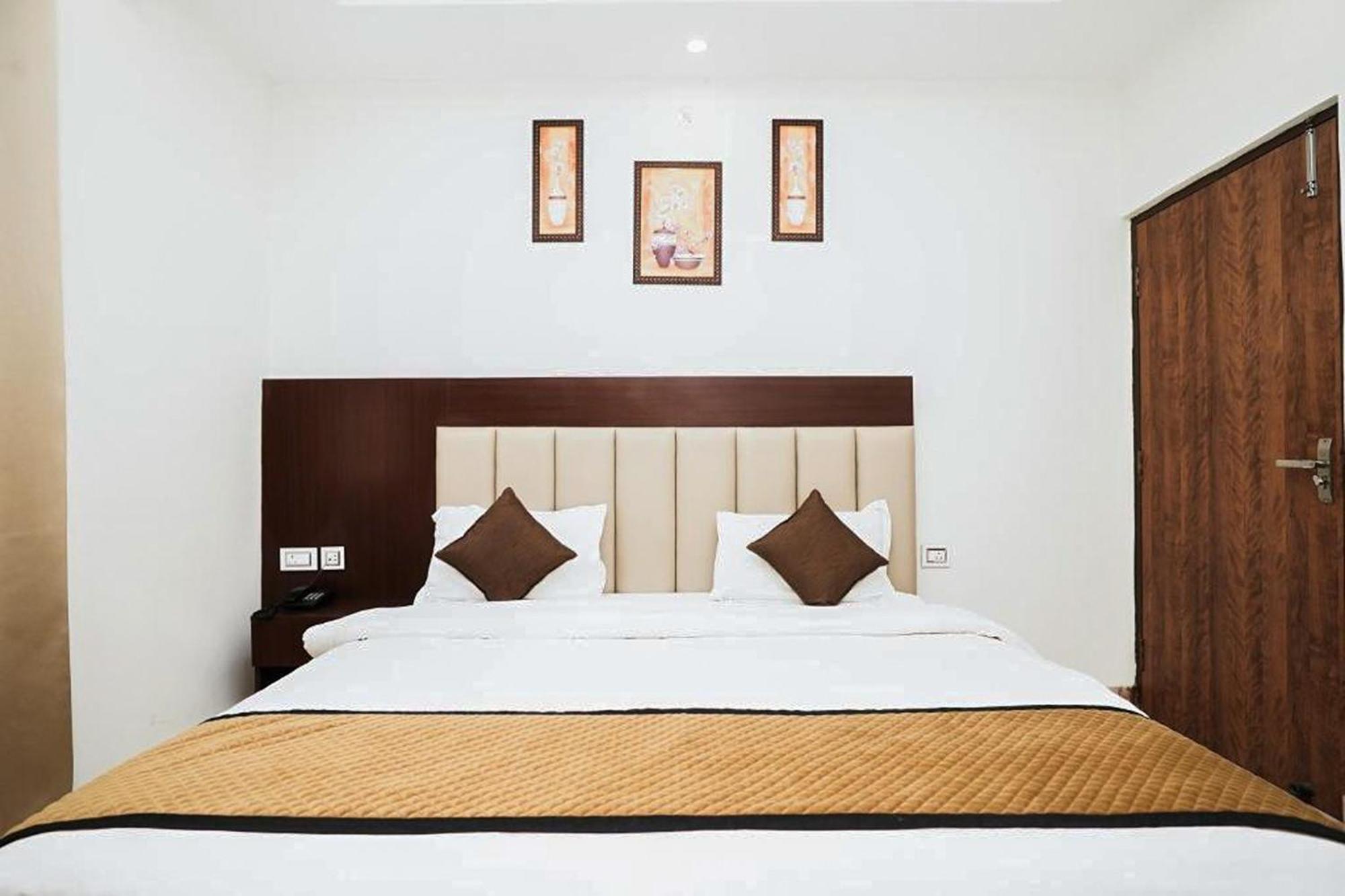 רישיקש Hotel The 7 Seas מראה חיצוני תמונה