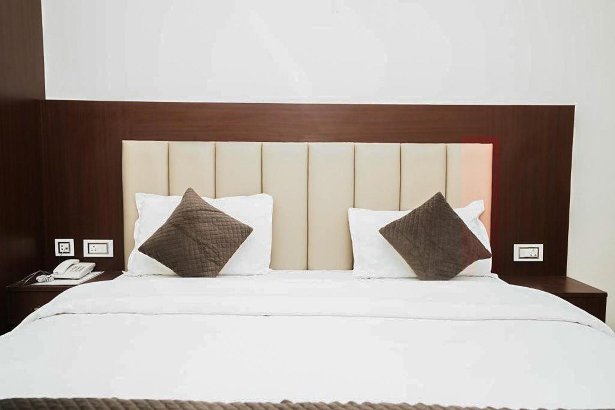 רישיקש Hotel The 7 Seas מראה חיצוני תמונה