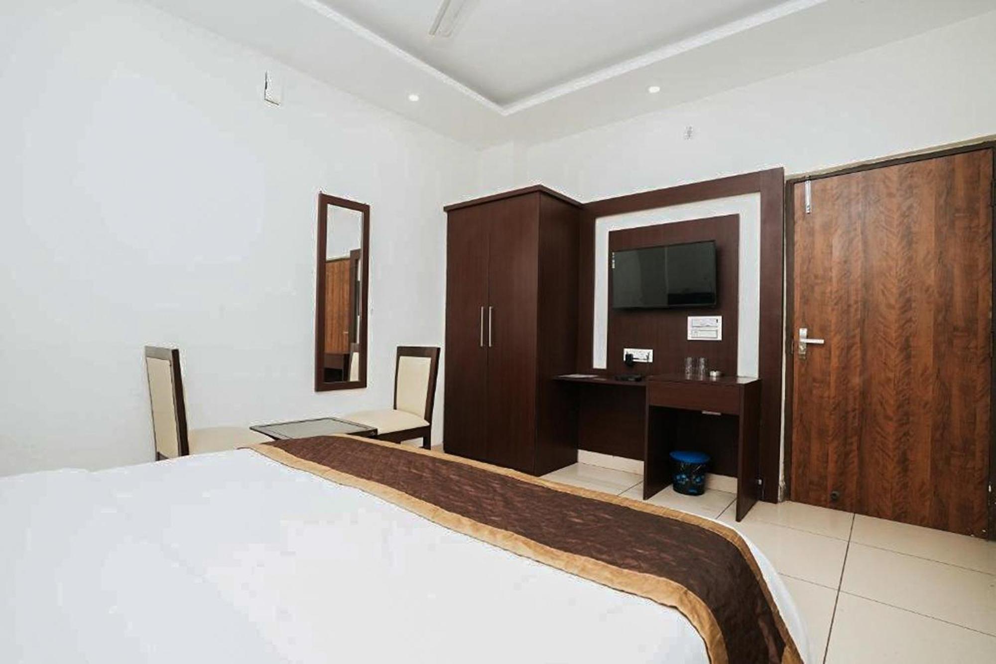 רישיקש Hotel The 7 Seas מראה חיצוני תמונה